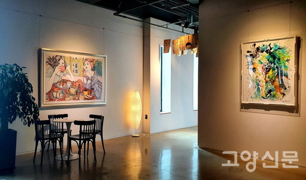 카페 곳곳에 전시된 아나 하렌의 작품들.