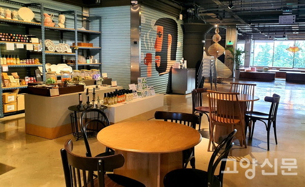 카페 내 스페인 제품을 판매하는 공간.