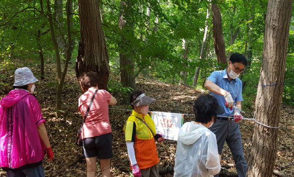 탄현동 주민자치위원회 위원들이 황룡산 산책로를 정비하고 있다.