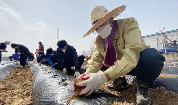 강병의 송산동장은 주민들과 소통하고 현장에서 공감했다.