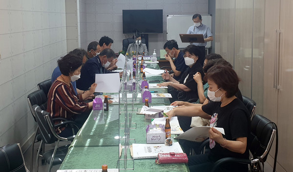 고양시의 외식업을 하나의 문화로 만들기 위해 원옥미 지부장은 회원사와 공감대를 형성하려고 한다. 사진은 일산구지부 회의 모습.