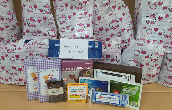 사진은 고위험 독거노인들의 건강관리를 위해 제공된 보건키트로 체온계와 파스, 비타민, 안심등, 마스크, 수건, 쿨 스카프, 미니구급함, 물티슈, 스트레칭밴드와 구강관리 리플릿으로 구성됐다.