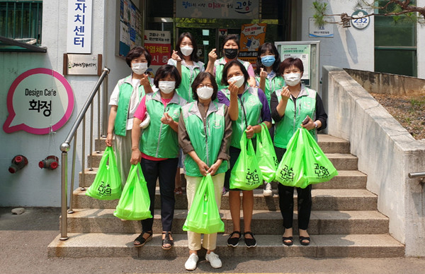 지역의 어려운 이웃을 위해 화정2동 지역사회보장협의체가 '밑반찬 배달' 특화 사업을 펼쳤다.