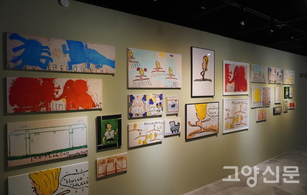 아트숍에 전시된 로즈 와일리 작품 프린팅 액자.