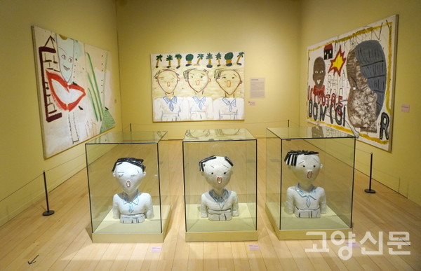 '노래하는 북한 아이들'과 그림 속 이미지를 그대로 옮긴 조형작품이 나란히 전시됐다.  