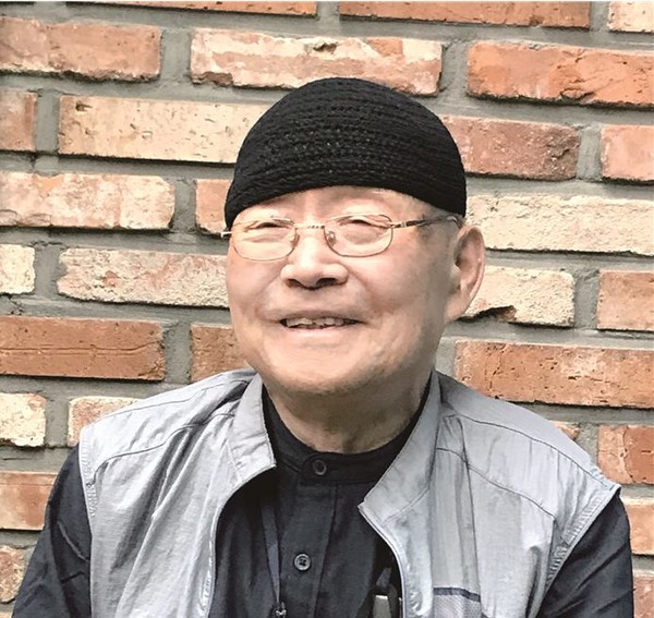 강송식 회장은 토끼처럼 먹는 것이 좋다지만, “사람이 맛있는 거 먹는 재미에 사는데 어떻게 그렇게만 살 수 있느냐”며 맛있는 거 찾아 먹고, 술도 좀 먹고 그렇게 산다고 한다. 다만 “그 좋은 술 오래 먹으려면 약게 먹어야 하니, 안주 잘 챙겨먹고 한우물도 꼭 같이 챙겨 먹는다”고. 전국 곳곳을 돌며 ‘차박여행’을 즐기는 강송식 회장은 자신의 작은 집이기도 한 차에 항상 부항기와 한우물을 챙겨 넣고, 만나는 사람마나 부항기와 물을 선물한다. “사람들은 나보고 그렇게 공짜로 주면 남는 게 있느냐고 하지만 나는 주는 것이 남는 거라고 생각해요. 왜냐하면, 내가 그렇게 계속 주는데도 계속 줄 게 생기잖아요.” ‘주는 것이 남는 것’에 대해 이보다 더 확실한 증거가 있느냐며 껄껄 웃는 모습엔 삶에 대한 깊은 깨달음이 배어 있었다.