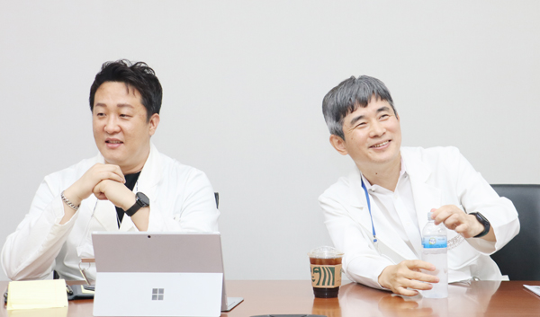 최승범 박사(사진 왼쪽)는 “김동억 교수는 늘 후학들에게 축구로 비유하자면 마치 EPL 같은 메이저 무대에서 뛸 수 있는 실력을 배양할 수 있도록 기회를 제공해주신다”고 말했다. 김동억 교수는 인터뷰 내내 “이번 국가과제는 연구뿐 아니라 신진 연구자를 양성해 미래 바이오·헬스산업을 주도할 글로벌 인재로 키워내는 것이 중요한 미션 중 하나”라고 강조했다. 