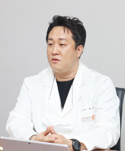 최승범 박사는 “김동억 교수는 13명의 책임연구자와 약 30명의 연구원이 근무하는 의과학연구소를 이끌며 동국대학교 연구기관의 재정기여도, 외부연구비, 연구업적 (연구논문, 학술 활동) 평가에서 2018~19년도 2년 연속 1위를 기록하는 등 동국대를 대표하는 의생명과학분야 연구소로 키워왔다”고 말했다. 