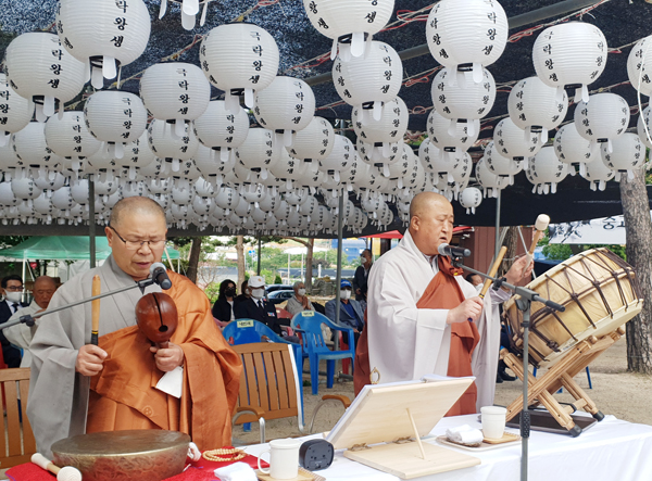 천도법회 1부에서는 6.25전쟁 중 3명의 형제를 잃은 길상사 성덕 스님(사진 오른쪽)이 영가 청운 및 이운 천도의식을 거행했다. 