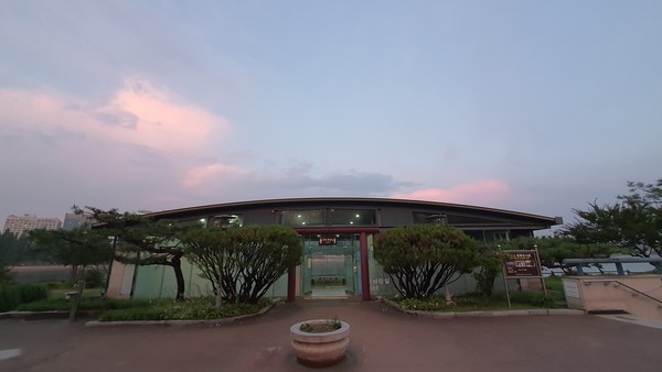 호반화장실 지붕 위를 ‘호수전망공간’으로 바꿀 예정이다. 6월초 실시설계가 끝나고 건축허가까지 받은 상황으로 현재 사업자를 선정하는 단계다.