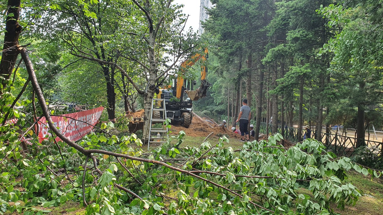 주민 반대에도 불구하고 지난 26일부터 본격적인 일산 동구보건소 착공에 들어갔다. 안산공원 내에 공사현장에는 포크레인이 나무를 뿌리째 뽑고 있었다. 이번 공사로 공원 내에 있던 30년 된 나무 250그루가 뽑혀나갈 것으로 예상된다.