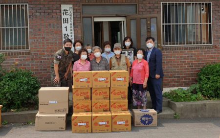 육군 11항공단이 화전동 소음 피해지역의 경로당에 라면과 식료품 등을 기부했다.