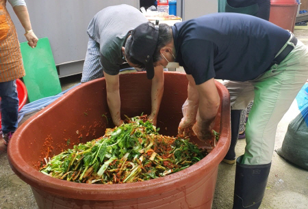 고봉동 주민자치위원들이 지역 저소득층과 독거노인들을 위해 열무김치를 담갔다.