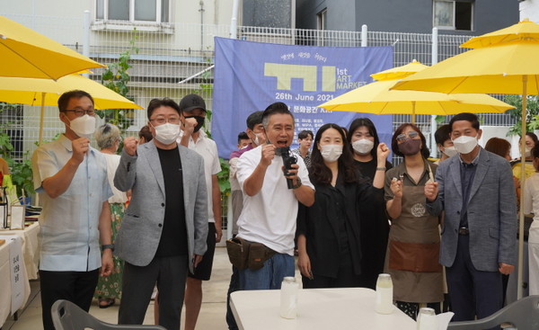행사를 기획한 이광기 아트프로젝트끼 대표(가운데). 이재준 고양시장(맨 오른쪽)도 이날 끼마켓을 찾았다. 