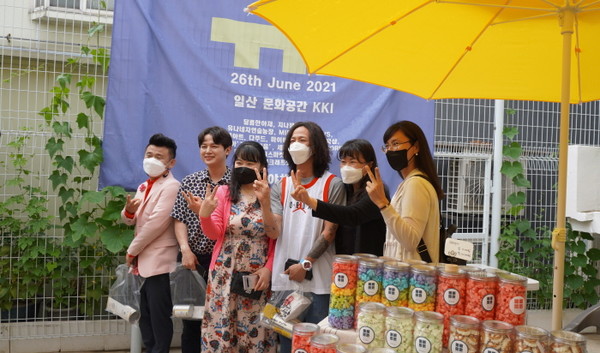 팝핀현준 등 연예인들과 인증사진을 찍고 있는 와야촌 이웃들. 