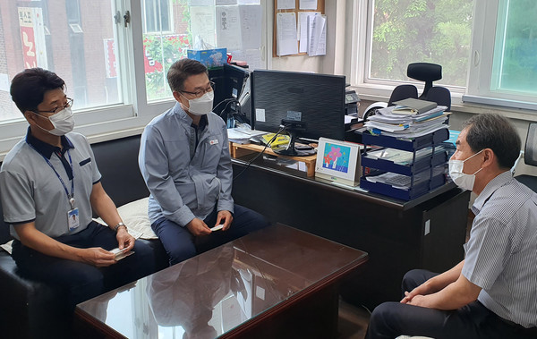 한국동서발전(주)일산발전본부, 일산화력본부가 고양시소규모노인종합센터 원장과 대화를 하고 있다.