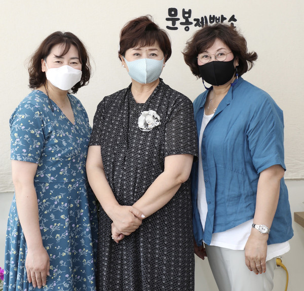 김승경 전담사회복지사, 여미경 센터장, 유선식 생활지원사(왼쪽부터)는 서로를 위로하고 특별한 우정을 나누고 있었으며, 자신들의 직업에 진정한 보람과 가치를 느끼고 있었다.