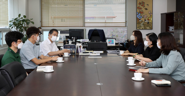   협약식 후 상호간의 운영방향과 로컬푸드의 미래에 대해 이야기를 나누고 있다.