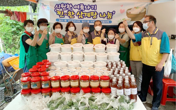 일산1동 새마을부녀회와 지역사회보장협의체 위원들 아침 일찍 나와 삼계탕을 정성껏 조리했다.