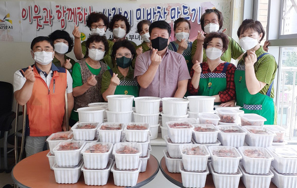 능곡동 새마을부녀회원들아 초복을 앞두고 인삼과 마늘이 듬뿍 들어간 삼계탕과 시원한 배추겉절이를 지역의 어려운 이웃에게 전달했다. 