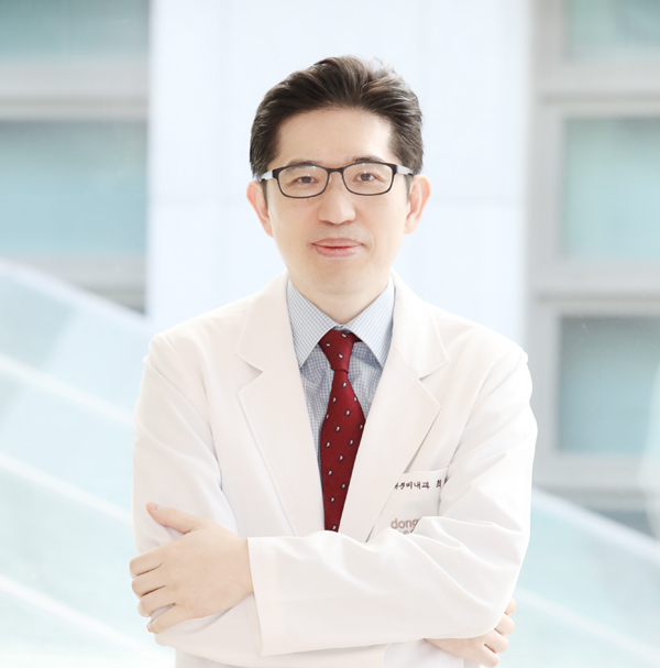 최한석 동국대일산병원 교수는 “고령인 환자들은 골절 발생 시 거동이 힘들어 욕창, 폐렴, 요로감염, 하지정맥혈전 등이 생기기 쉽고, 폐색전증 등 합병증 발생이 증가하면서 최악의 경우 사망에까지 이를 수 있어 주의해야 한다”며 “예방을 위해서는 칼슘과 비타민D를 섭취하고 금연과 절주를 하며 균형감각과 근력을 키울 수 있는 요가, 체조, 웨이트 트레이닝 등을 꾸준히 해야한다”고 강조했다. 