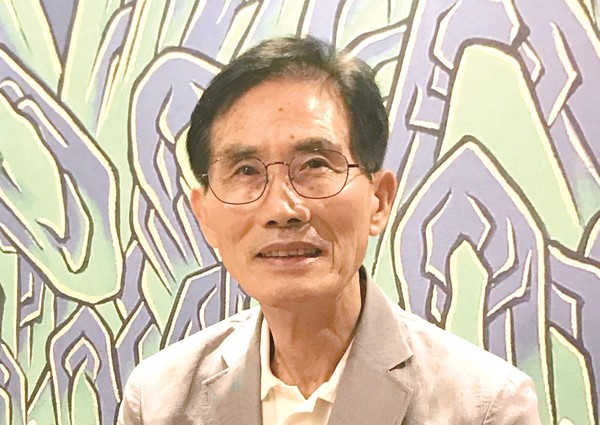 올해 86세가 되신 이성현 어르 신. 주름 하나 없는 맑은 피부 때문인지 어르신이라는 표현이 어색하기만 하다. 이성현 어르신은 아침과 저녁 하루 두 번 전동안마기로 온몸을 두드리는 운동을 통해 건강을 유지한다. 얼마 전, 전립선 약을 오래 복용하면서 심한 변비가 생겼을 때도 배마사지를 열심히 해서 몸을 회복했 다. 건강했던 어르신은 50대 중 반 피부병에 걸려 2년 넘게 병원에 다녔지만 나아지는 게 없어 결국 독학으로 공부하며 건강하게 사는 길을 찾았다. 오랜 공부와 실천을 거쳐 찾아낸 하나의 이치는 ‘노폐물이 만병의 원인’이 라는 것. 몸을 꾸준히 두드리는 운동은 이 노폐물을 떨어져 나가게 하고, 온몸의 세포를 자극 해 에너지를 충전할 수 있도록 만들어준다고 한다. 어르신은 몸으로 직접 터득한 이치대로 살면서, 이 이치를 이웃과 나눌 수 있 는 방법을 열심히 찾고 있다.