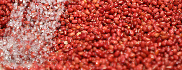 단팥빵을 만들기 위해 김대영 대표의 아버지가 선별부터의 모든 과정을 엄선한다.