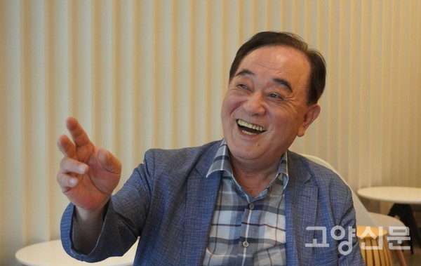 인터뷰 내내 밝은 에너지로 이야기를 들려준 조철형 작가.  