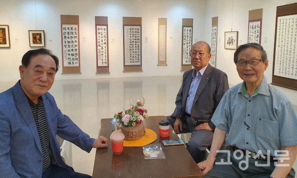인사동에서 열린 서예전에서 지인들과 자리를 함께 한 조철형 작가(왼쪽). [사진제공=고혜원]