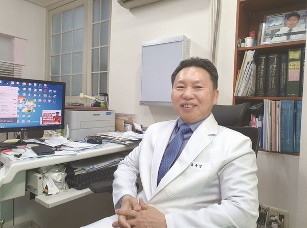 심욱섭 회장은 대학병원까지 가서 치매 검진을 받는 상황이 되면 이미 늦은 경우가 많다고 말한다. 심 회장은 집에서 가까운 동네병원에서 매년 정기적으로 치매 검진을 받으면 조기에 발견할 수 있고, 조기에 치료를 시작할 수 있어 치매의 진행을 얼마든지 늦출 수 있다고 강조한다. 소아과 의사지만 치매 문제에 뛰어들어 하나의 정책을 만들기까지 고된 시간을 보낸 그는 치매 환자에게 따듯한 가족들을 보면 의사인 자신이 먼저 감사하다는 인사를 하게 된다고 한다. 그만큼 옆에 있는 사람들이 힘들기 때문이다.