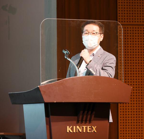 김명환 KINTEX 시설운영팀장이 ‘킨텍스 제3전시장 건립현황’에 브리핑을 하고 있다. 