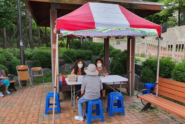 복지 사각지대 발굴과 맞춤형복지 실현을 위해 일산1동이 찾아가는 복지상담소를 운영하고 있다.