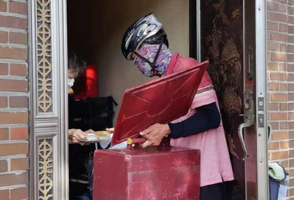 중금음식 전문점인 '식후경'이 송산동 지역의 어려운 이웃을 위해 음식 나눔을 하며 안부를 묻고 있다.