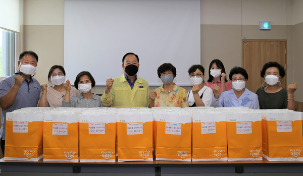 지역의 어려운 이웃을 위해 나눔을 펼친 지도농협과 고향주부모임.