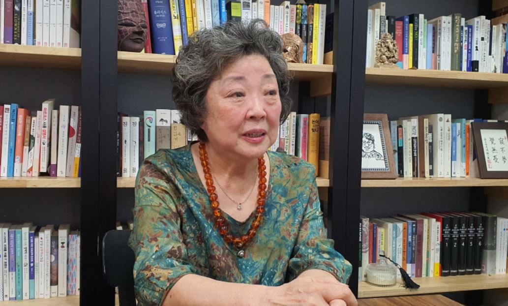 원영희씨는 남편 최인훈 선생을 추억하며 때로는 눈물을 보이고 때로는 웃으면서 2시간 가까이 인 터뷰를 이어갔다. 원씨는 선생에 대해 “배우자는 내 반쪽이라고 하는데 저한테는 전부였던 사람”이 라고 말했다.