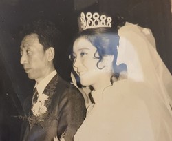 1970년 결혼 사진. 이 때 최인훈 선생은 38세, 아 내 원씨는 12살 아래였다. 아내는 “두 사람의 사랑 이 격렬했다기 보다 서로 스며드는 느낌의 사랑” 이었다고 말했다.