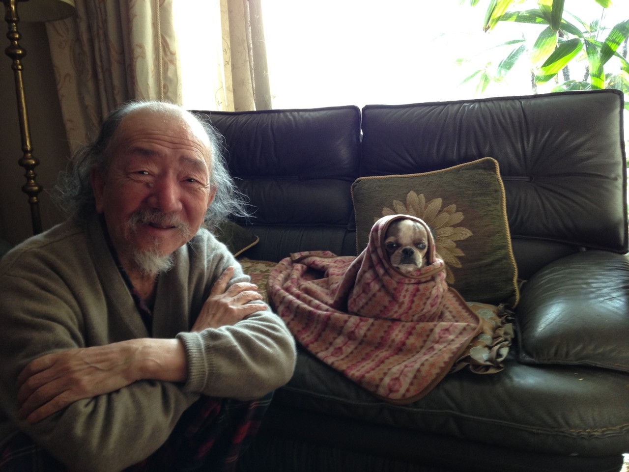 2013년 12월 24일의 사진.  선생은 강아지 '우저'를 귀여워했다. 최인훈 선생은 대부분 집 밖을 나가지 않지만 강아지 산책을 위해서라면 기꺼이 은빛마을 아파트를 나와 바깥공기를 쐬었다.