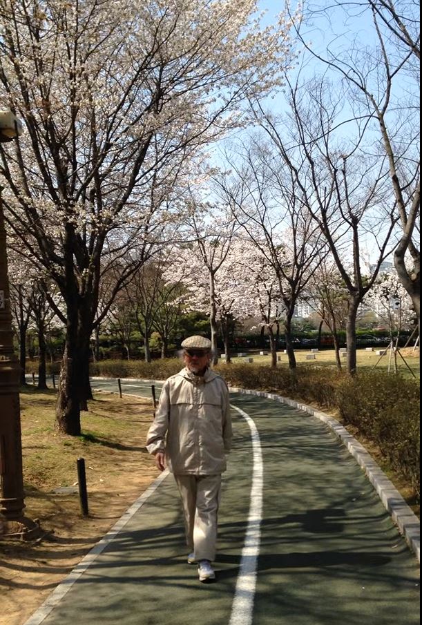 선생은 가끔 아내와 함께 호수공원을 즐겨 찾았다. 사진은 2014년 8월경의 것으로 선생이 호수공원에서 걷고 있는 모습이다. 사진 = 최윤구