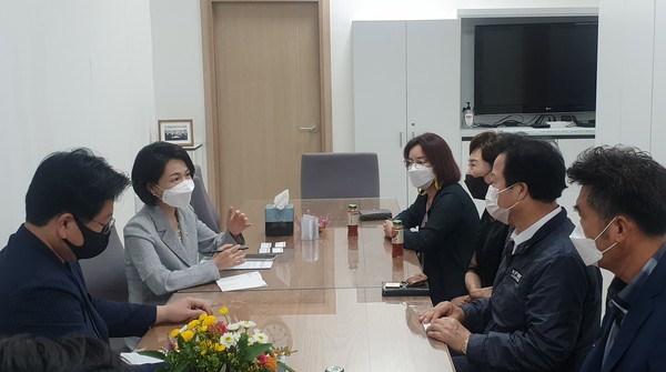 ▲ 23일 고양시소상공인엽합회 회장단이 홍정민 의원(왼쪽에서 두 번째)과 만나 간담회를 진행했다. 