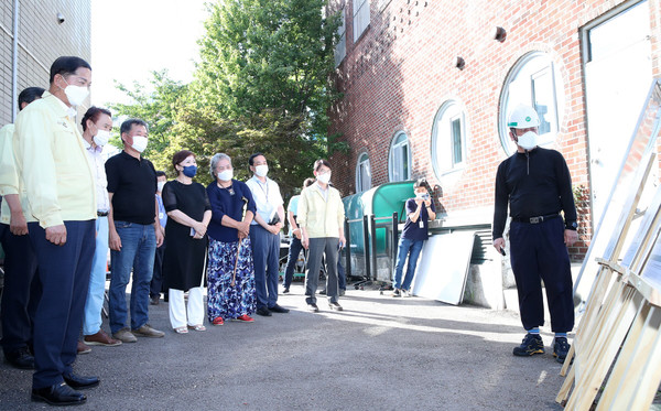 증축공사와 관련해 고양시 관계자와 풍산동 주민자치회 관계자들이 증축 설명을 듣고 있다.