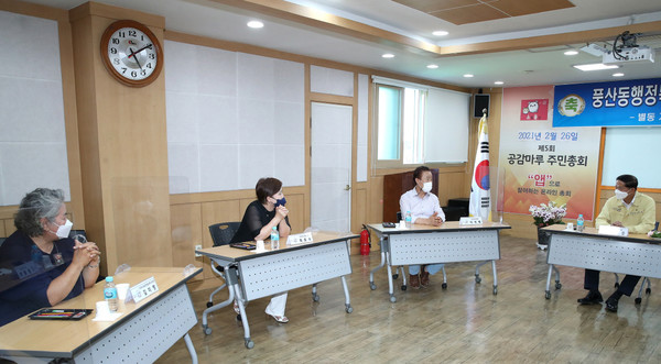 풍산동 주민자치회 관계자들과 이야기를 나누고 있는 이재준 고양시장(오른쪽)