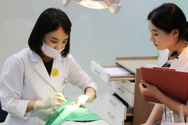 이다혜 일산사과나무치과병원 부원장은 "간혹 아이가 부정교합이 있는 것을 모르다가 나중에 더 심하게 진행이 되고 나서야 알게 되는 경우도 있기 때문에 7~8세 정도에는 첫 교정 검진을 받아보라고 권하고 싶다"고 말했다. [사진 = 일산사과나무치과병원]