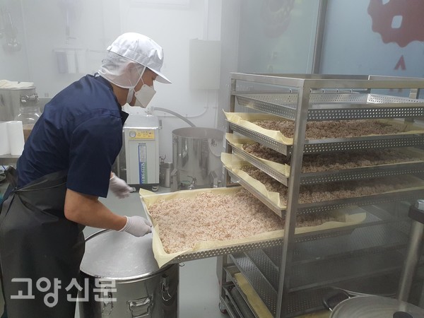 고두밥을 찌고 있는 이광희 대표