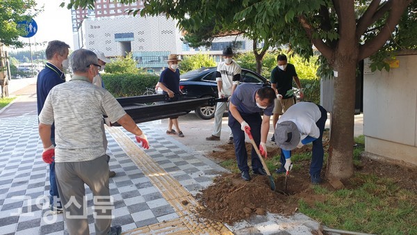 안내판을 설치하는 창릉동주민자치회원들 모습(사진제공 창릉동주민자치회)