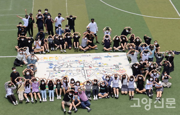 덕양중학교 학생들과 선생님 그리고 화전마을 주민들이 함께 만든 화전마을지도 '덕양판 대동여지도'(사진제공 덕양중학교)