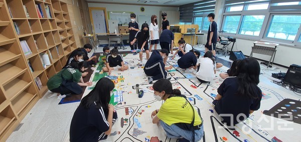 마을지도를 그리는 덕양중학교 학생들 모습(사진제공 덕양중학교)