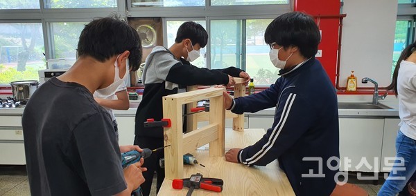 마을 어르신들을 위한 의자를 만들고 있는 학생들(사진제공 덕양중학교)