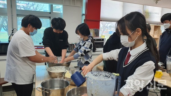 화전마을 할머니들의 지도를 받으며 두부를 만들고 있는 학생들(사진제공 덕양중학교)