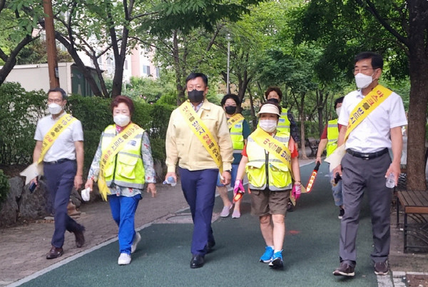 탄현동 어머니 자율방범대가 코로나 확산방지를 위해 일산서구청과 합동단속을 했다.