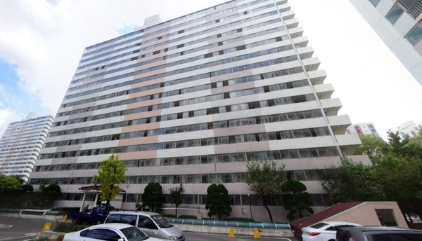 우선 준공 26년차인 별빛마을 8단지(1232세대)는 20평과 24평의 소형 평수로만 구성되어 있으며 건폐율 또한 13%로 비교적 낮다. 이 단지는 고양시에서 최초로 정비업체와 설계업체 우선대상협상자를 선정하고 지난 19일 계약까지 완료했다.